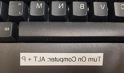 键盘上的标签写着“打开电脑:Alt + p”